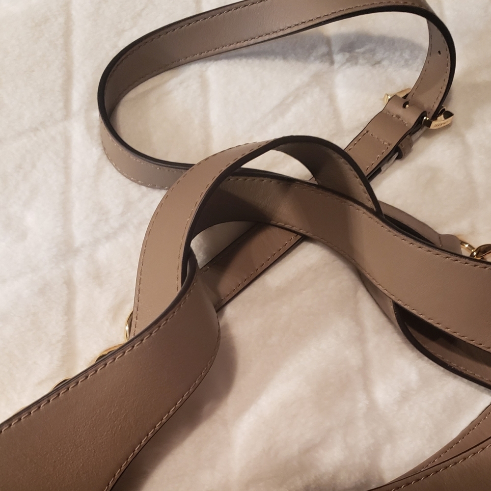 Handbags - Picture 6 of 8